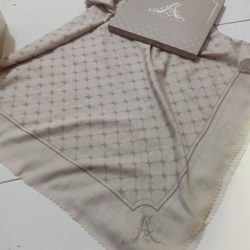 preloved lengkap BOX ✅  Monogram signature scarf AYU Dyah Andari ADA bukan buttonscarves