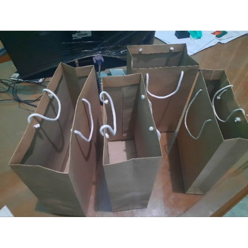 

paperbag polos isi 50pcs BONUS 5pcs. ukuran 30x16x10 bisa untuk bingkisan acara ultah, tas sandal baru dll..