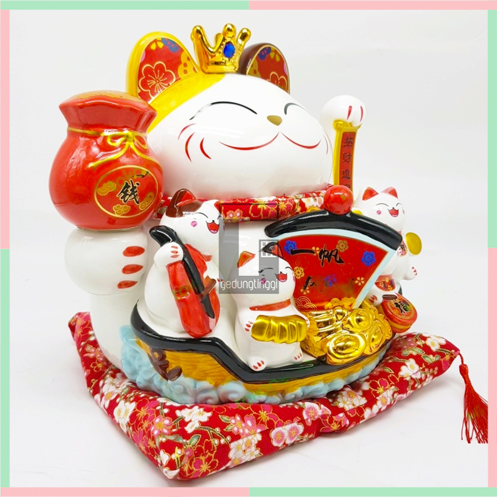 Pajangan Patung Boneka Dekorasi Kalung Kucing Panggil Hoki Maneki Neko Maneko Neki Keberuntungan Rejeki Rezeki Lucky Cat Keramik Cina China Jepang Baterai Batrai Batrei Listrik Cahaya Solar Tangan Goyang Emas Gold Toko Kantor Ukuran Size Jumbo Besar Kecil