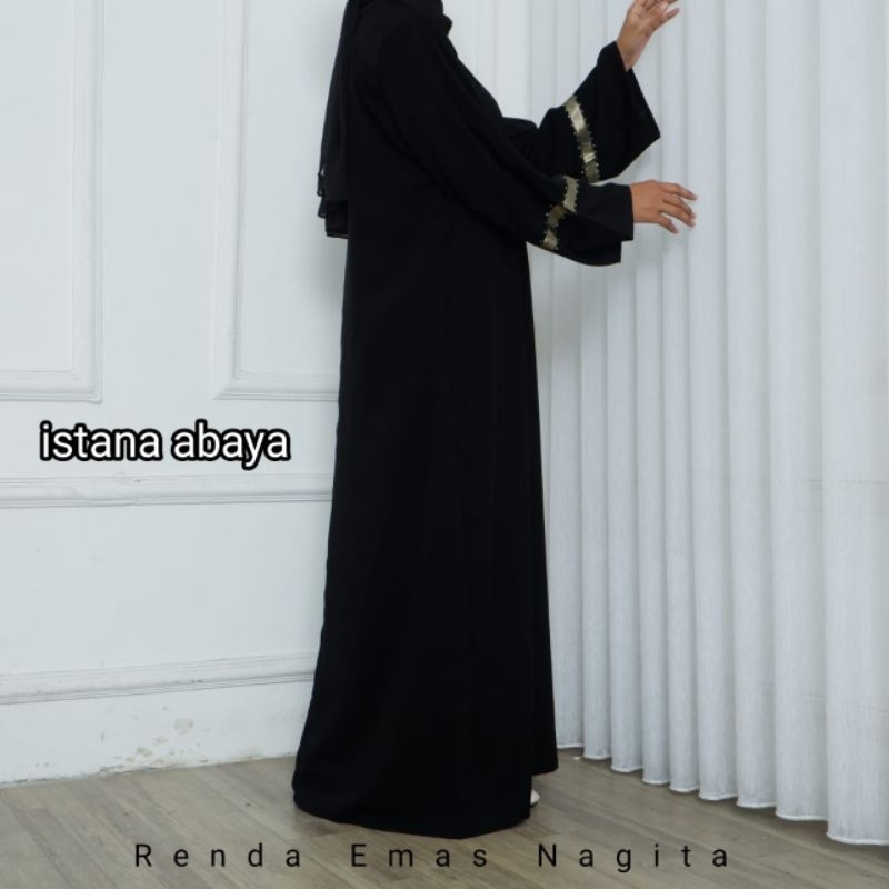 abaya gaun umbrella dg aksen mata blink2 ditangan dipadu pita emas nagita cantik Kak