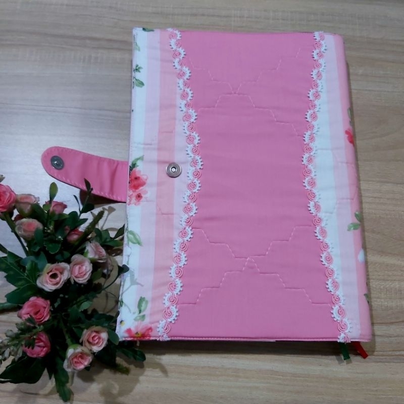

Jual Cover Al Quran A4 / 21x15cm - Sarung AlQuran Besar Agenda Kancing Lucu Motif Bunga Garis - Sampul Al Quran Anak Katun Catra Cvc Bisa Dicuci Warna Pink - Kado Seserahan