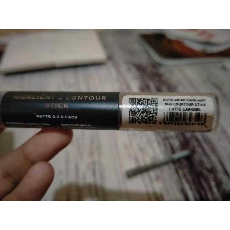Mineral Botanica Dura-Wear Highlight & Contour Stick shade Latte Caramel
