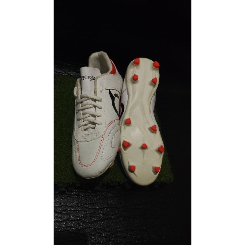 Sepatu Bola Ortuseight White Orange