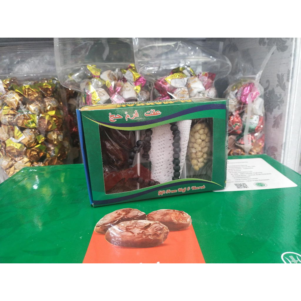 paket oleh oleh haji dan umroh kurma 7,peci,tesbeh kayu,kismis,kacang arab