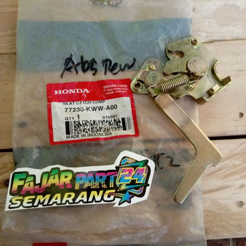 77230-KWW-A00 ENGSEL LAWAN KUNCI JOK SADEL ABSOLUT REVO 110 ORI AHM