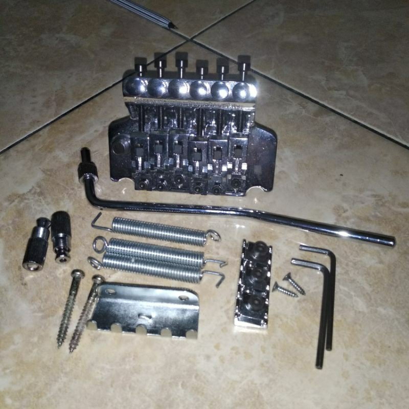 1 set tremolo floyd rose, LIKE NEW. BONUS 1 set senar FENDER