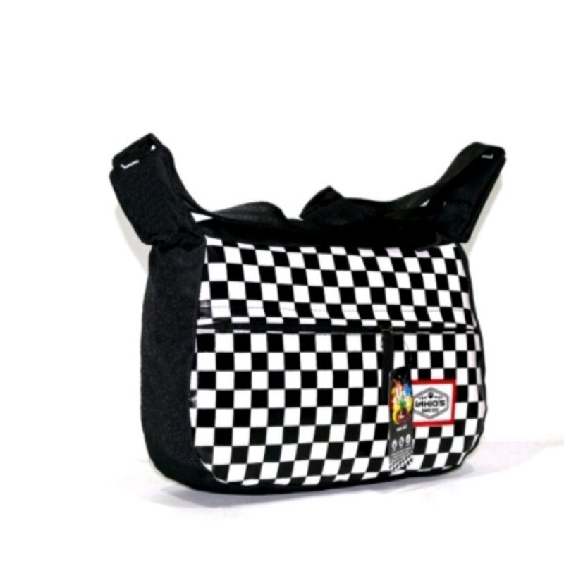 Tas selempang motif catur. Tas selempang perahu sekolah