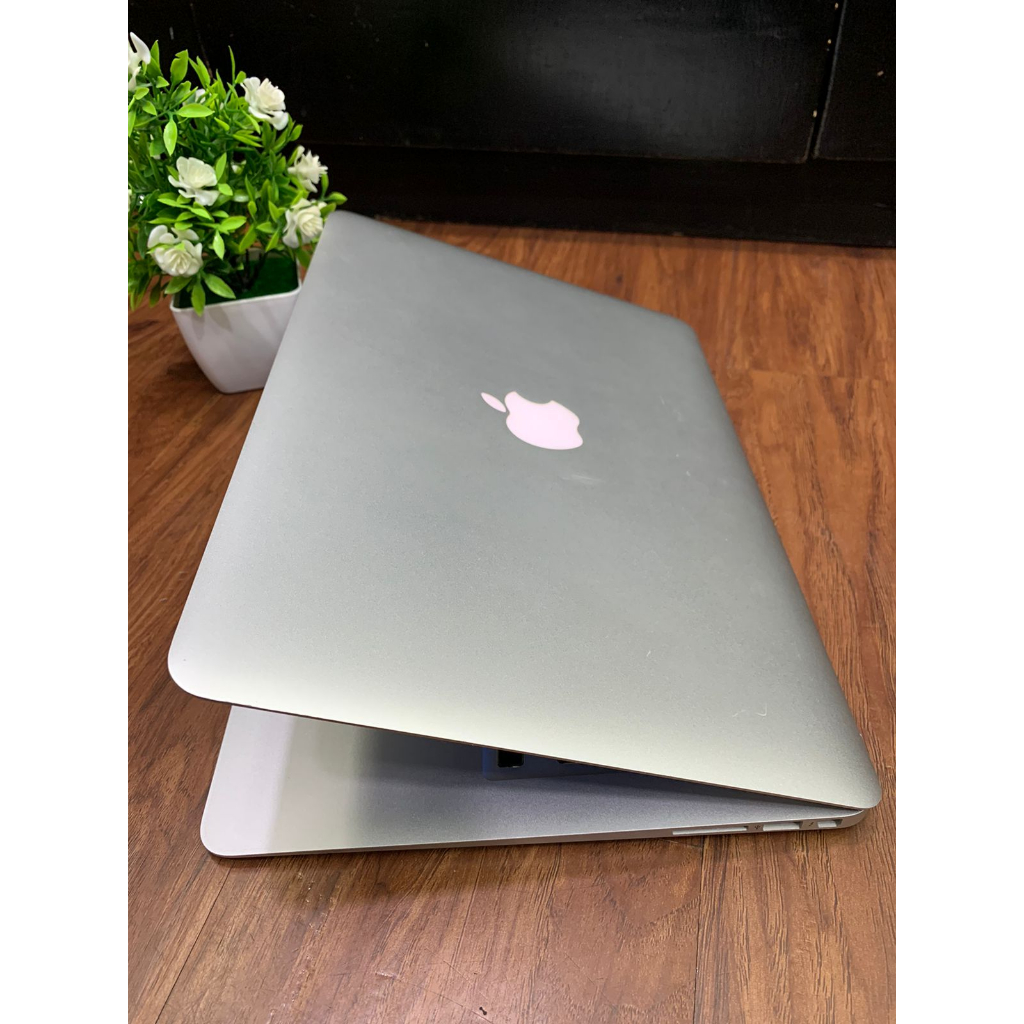 Macbook Air 13-inch Ci5 Ram 8GB SSD128GB Mulus