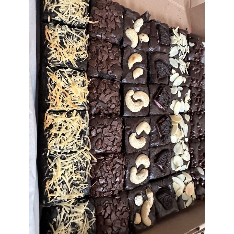 

FUDGY BROWNIES SIZE 24x24 ISI 36 POTONG
