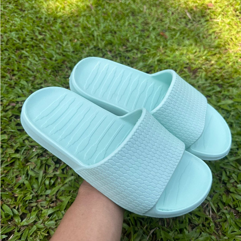 MINISO Sandal Pria dan Wanita Bath Slippers Sandal Karet Wanita EVA Solnya Empuk Super Anti Selip