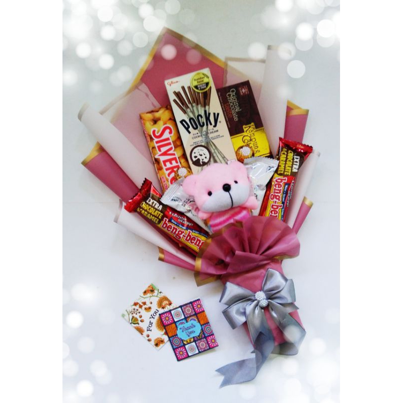

BUCKET SNACK COKLAT DAN BONEKA FREE GIFT CARDS PAKET EXCLUSIVE/KADO ULTAH/VALENTINE/WISUDA/SPESIAL