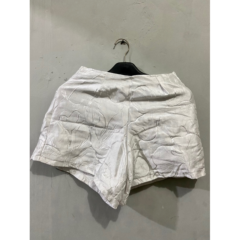 hot pants putih cewek model glossy salur akar motif kece white