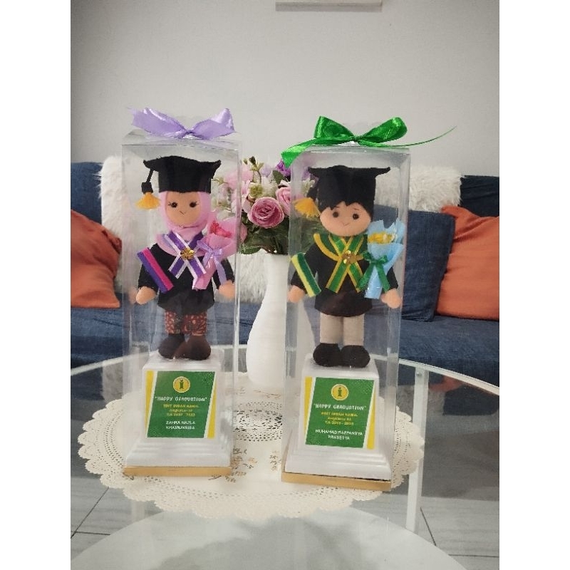 souvernir boneka wisuda flanel dudukan piala/TK/SD/SMP/sma