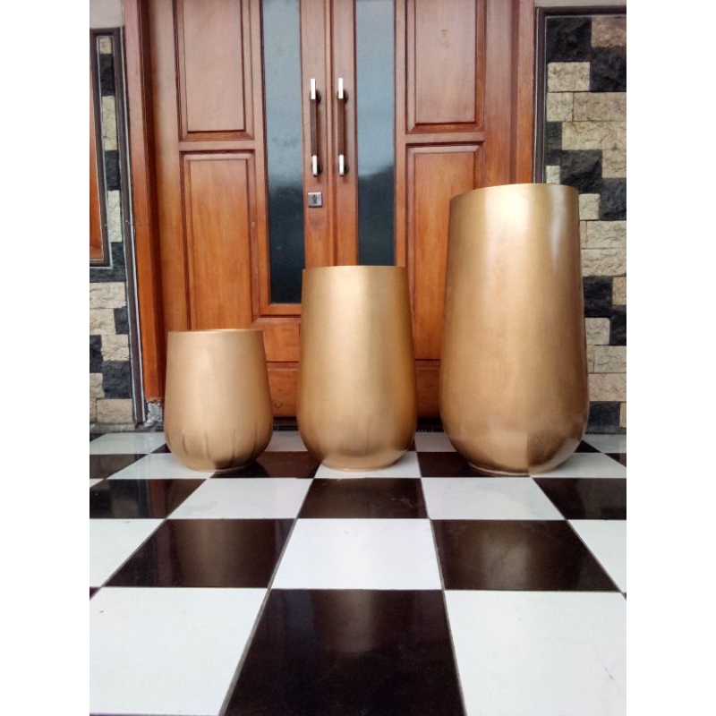 pot gentong dekorasi bahan spon karet ukuran tinggi 60 cm warna bronze emas //pelaminan // backdrop