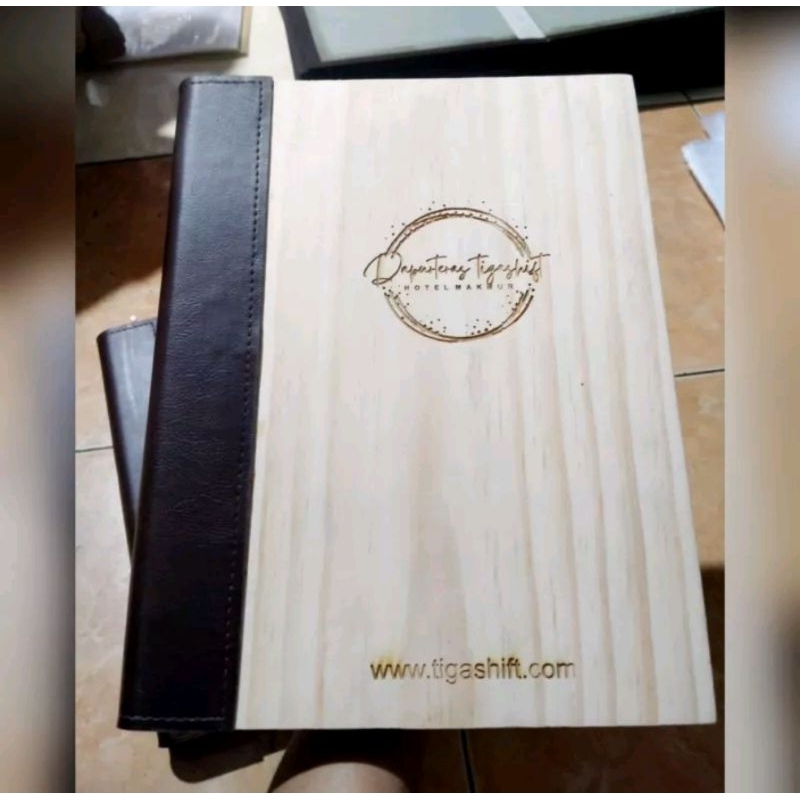 

COVER BUKU MENU KAYU UK A4 logo di laser