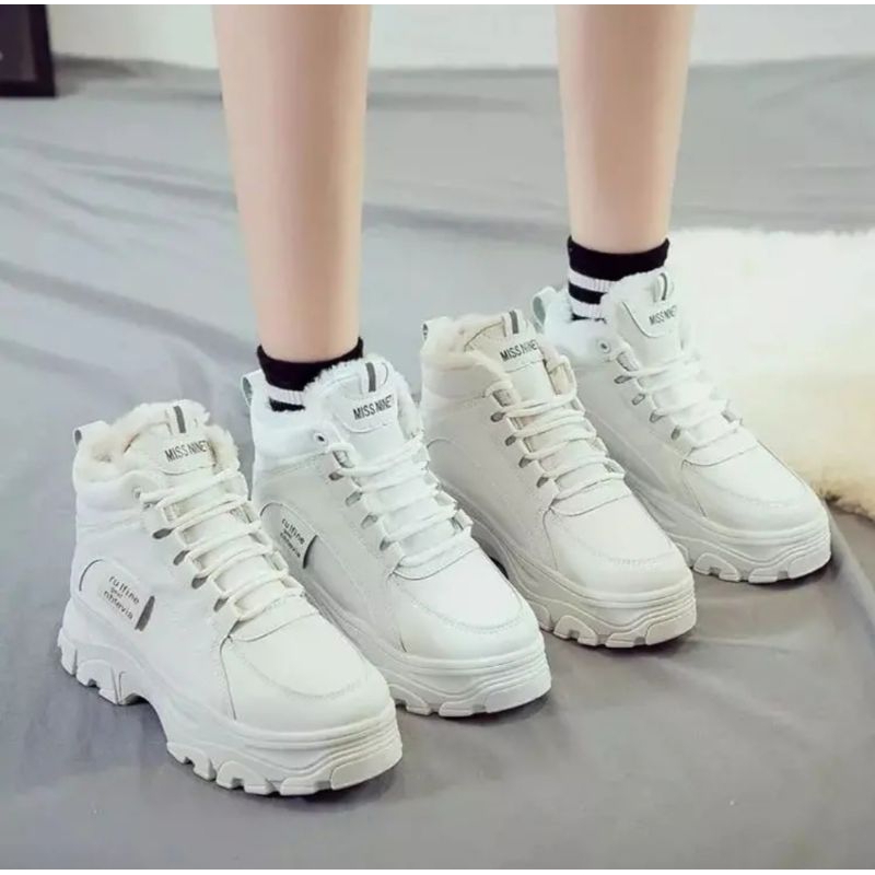 Ds Sepatu Boots Casual Wanita Putih Korean Style High-Top Hangat Berbulu Halus