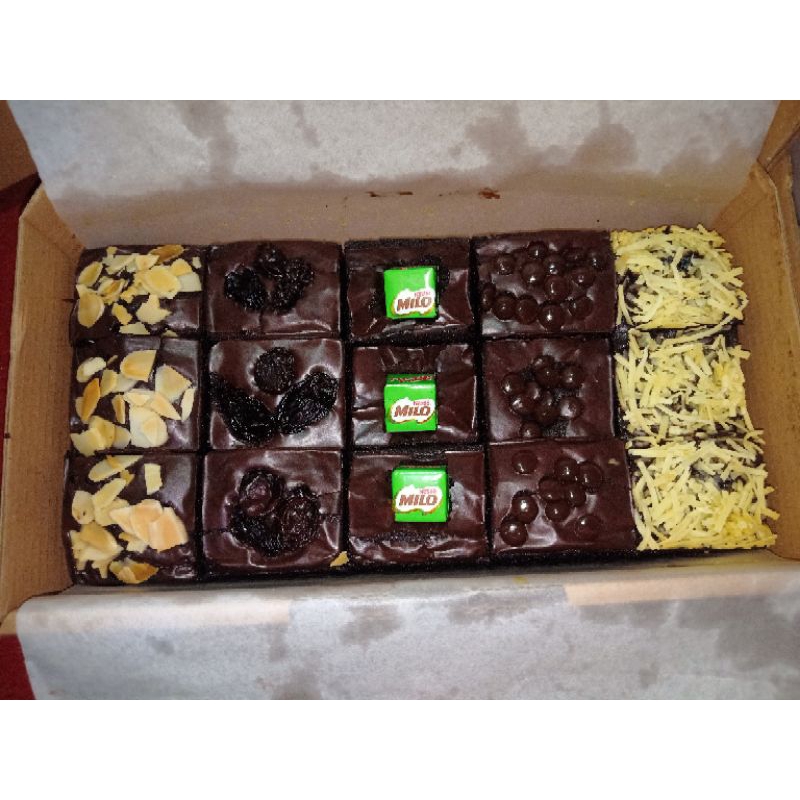 

Fudge Brownies Sekat Panggang Premium / Brownies Sekat Shiny Crust Buttery dan Nyoklat Banget