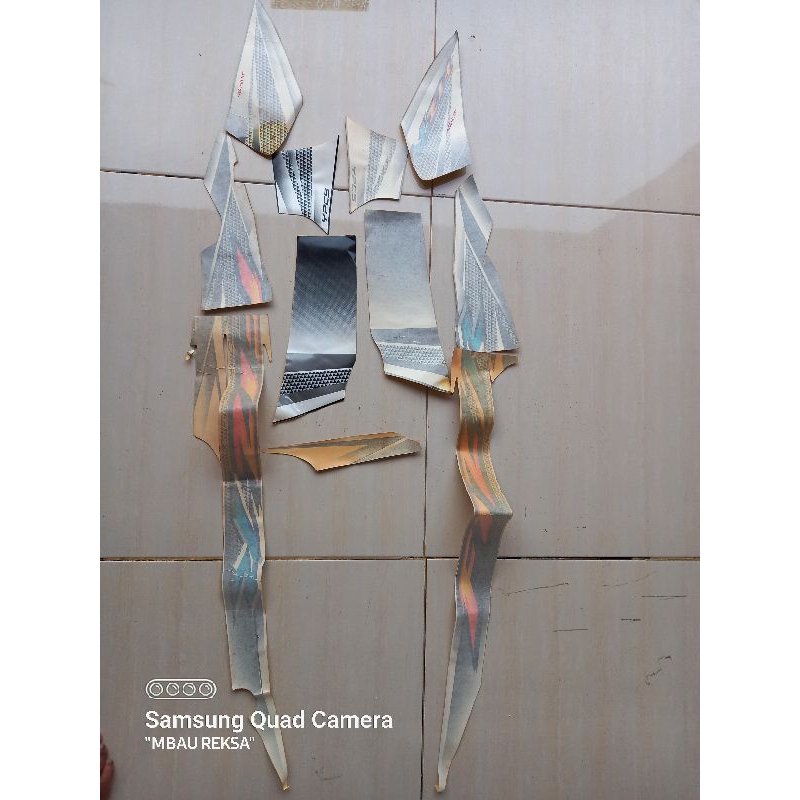 striping original F1ZR 2004 hitam putih