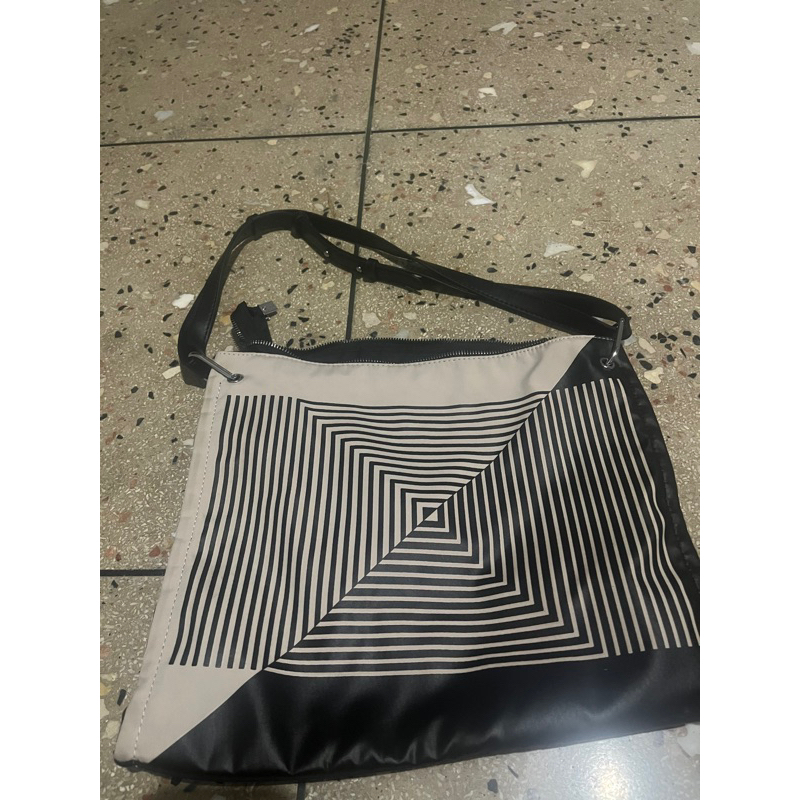 Preloved tas London Berry by Huer