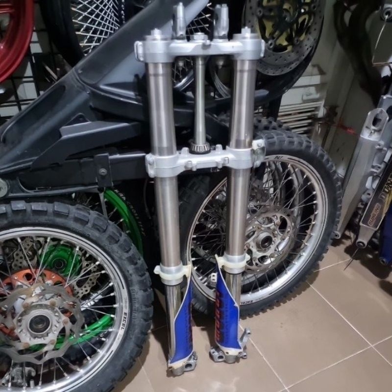 Upside down usd shock depan Kawasaki KX 250 as 48 mm Kayaba KYB