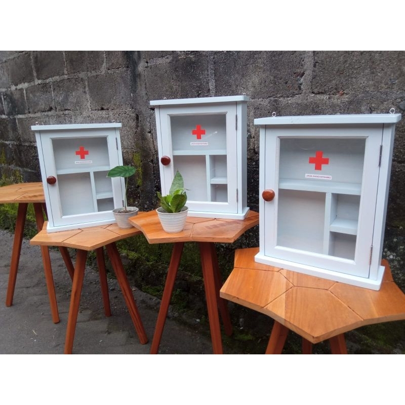 Kotak P3K Kayu Mahoni Warna Putih Finishing cat Duco