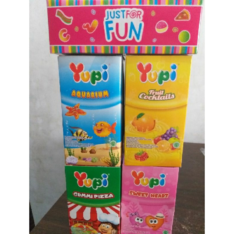 

Yupi box 12gr x 12 pcs / yupi aquarium / sweet heart / fruit cocktails / gummi pizza / just for fun