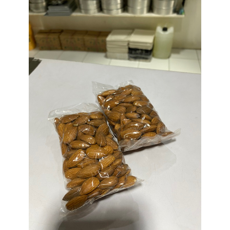 

Kacang Almond utuh /Whole Almond