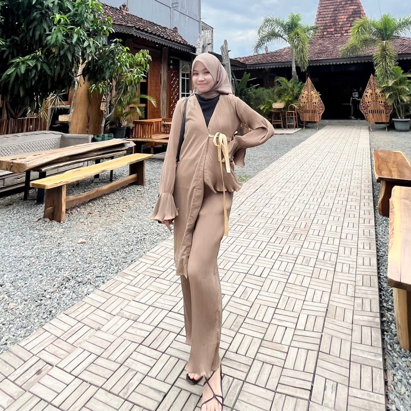 Oneset Pleats Import Premium