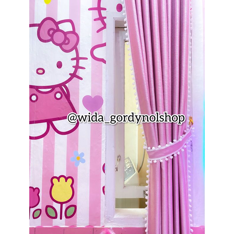 Dekorasi Kamar Anak Gorden Minimalis PomPom Pink Glossy Hordeng Blackout Polos Unik Renda Terbaru