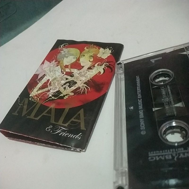 Kaset pita Ratu - Ratu & Friends.