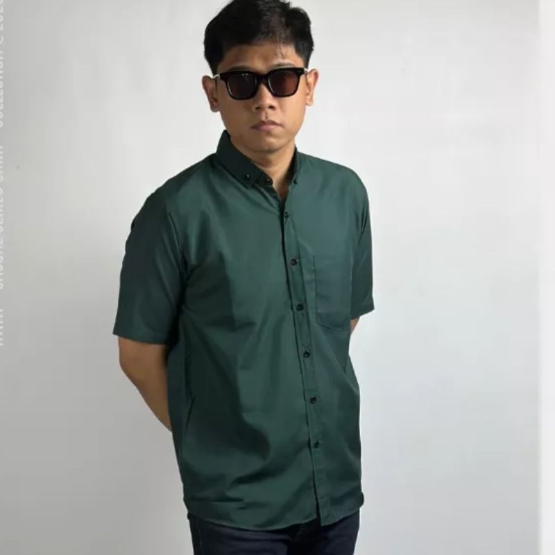 Kemeja Pria Polos Hijau Army Lengan Pendek Slimfit