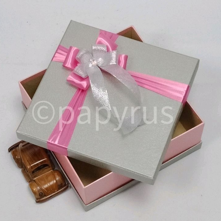 

PAPYRUS Sandwich 25x25 Tinggi 10cm Kotak Kado Gift Box V2