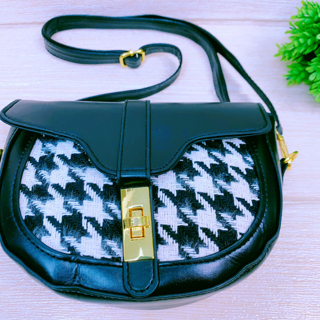 ALGHA BAG > TAS SLEMPANG ATAU SLING BAG CEWEK WARNA KOTAK-KOTAK HITAM PUTIH > COCOK UNTUK KONDANGAN 