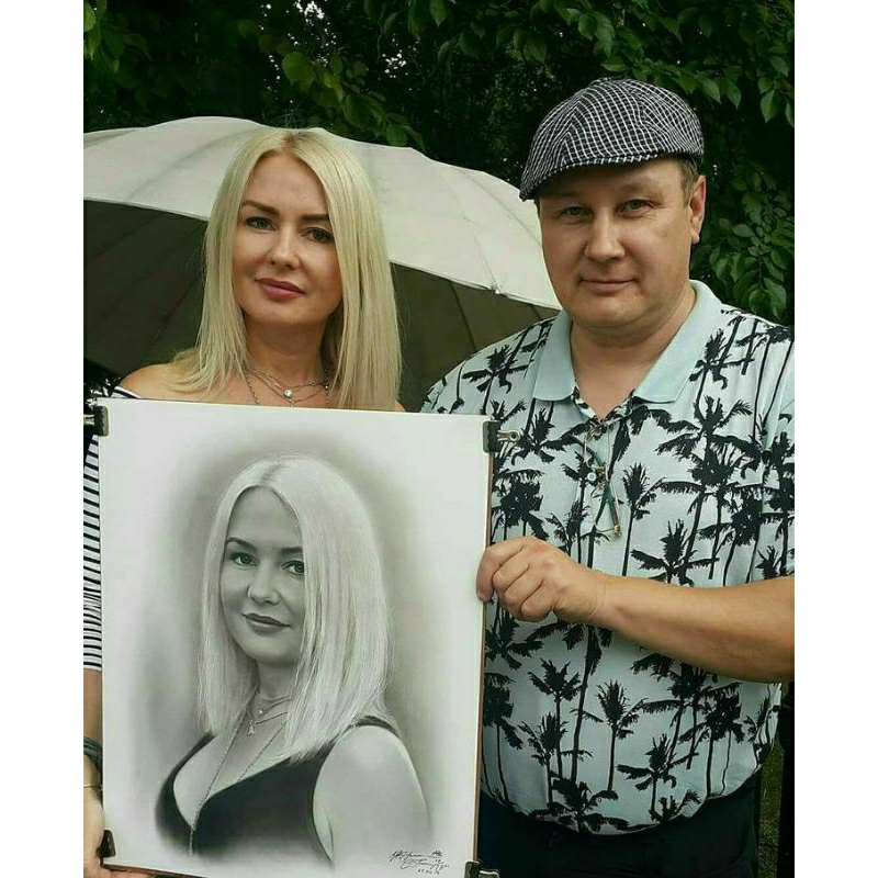

Jasa lukis wajah 100% mirip ,jasa lukis sketsa wajah pencil.di atas kertas ukuran 4A terlaris