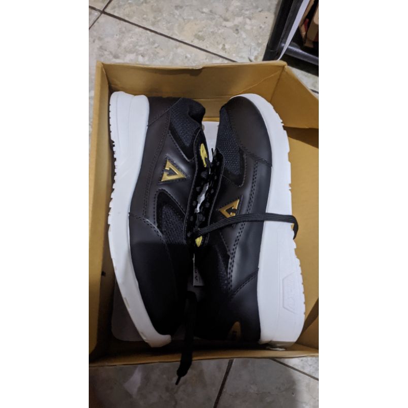 Sepatu Aerostreet Osaka Hitam Emas