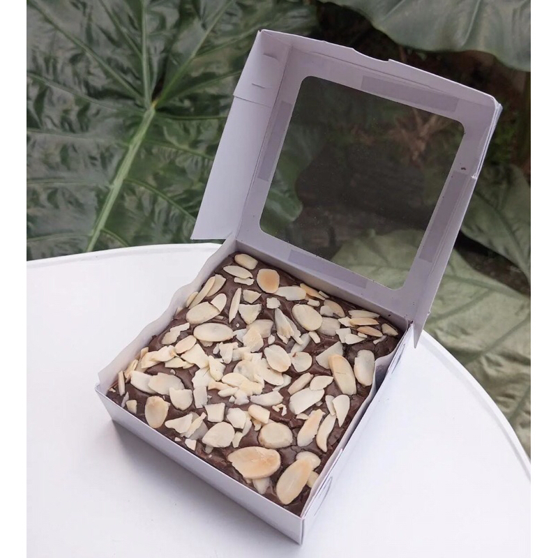 

FUDGY BROWNIES ALMOND MINISIZE 10x10