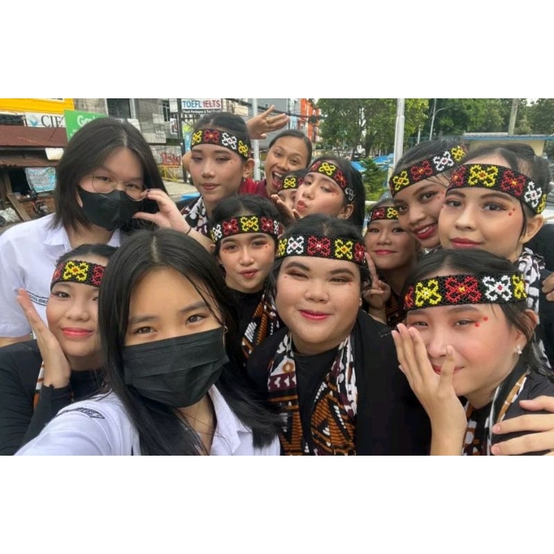 ikat kepala manik manik hiasan kepala dayak kostum dayak aksesoris dayak khas Kalimantan