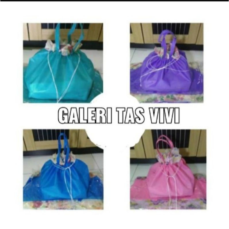 

Tas hajatan spunbond serut tipis 1 lusin isi 12 pcs motif polos ukuran 18x18 cocok untuk segala hajatan