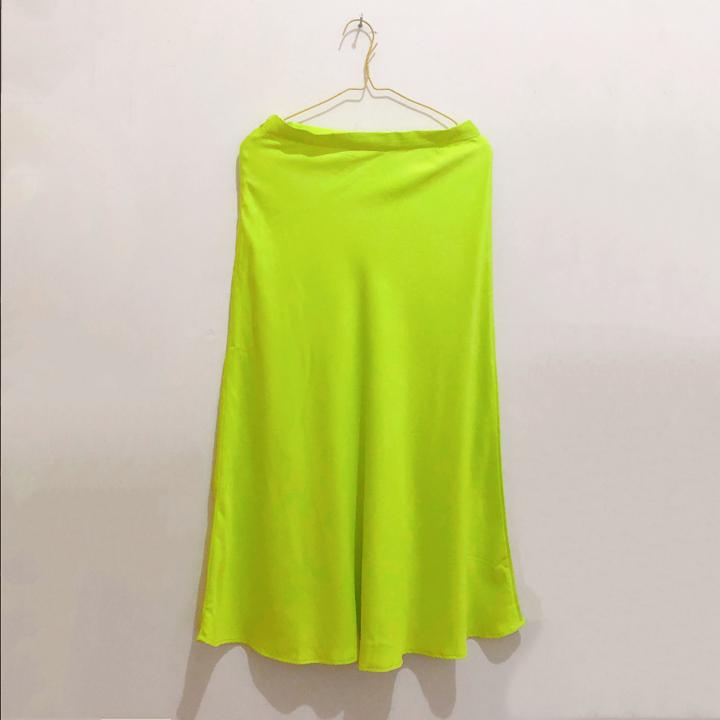 MONKI BRISA SATIN MIDI SKIRT IN LIME GREEN