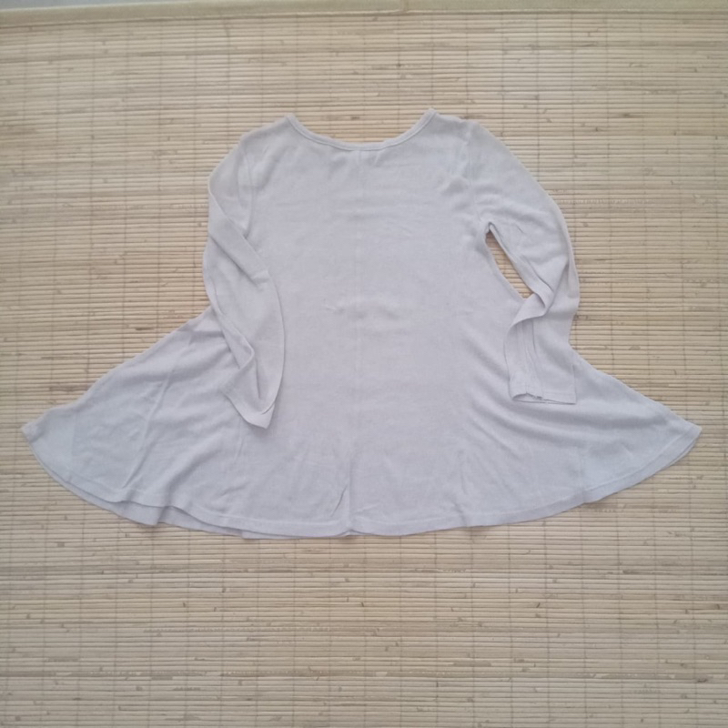 Baju kaos atasan lengan panjang anak perempuan preloved Second Putih Tulang usia 8 sampai 9 tahun