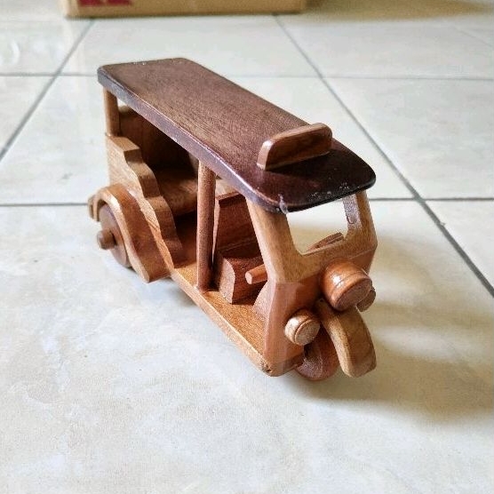 Miniatur Bemo bajaj dari bahan kayu ukuran tanggung