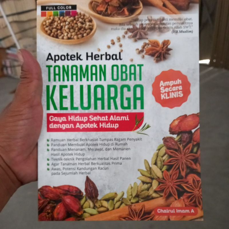 BUKU  APOTEK HERBAL TANAMAN OBAT KELIARGA Gaya Hidup Sehat Alami Dengan Apotek Hidup