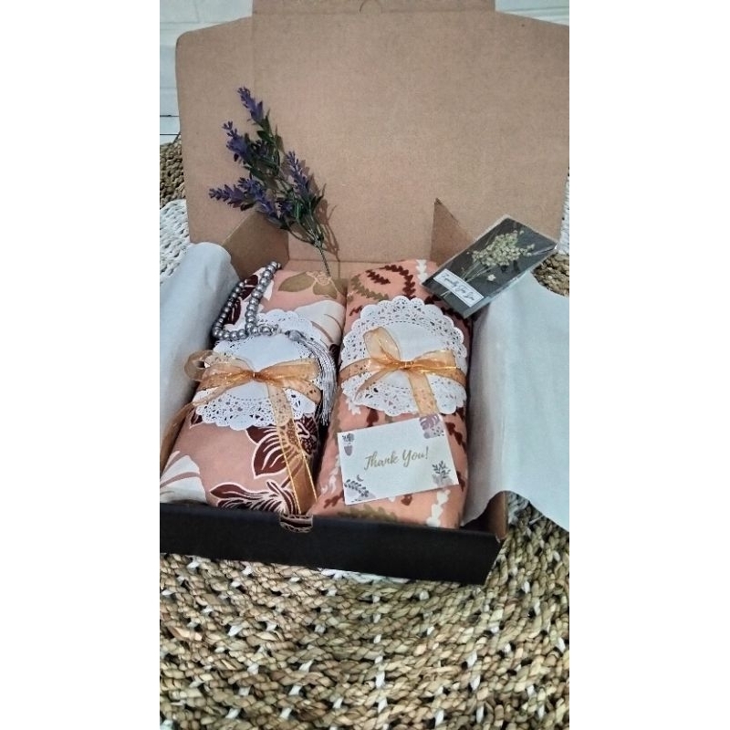 

Hampers Box Mukena Rayon Bali Tasbih Jumbo | Hadiah Pernikahan