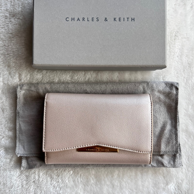 Dompet Charles and Keith Metallic Accent in Pearl
