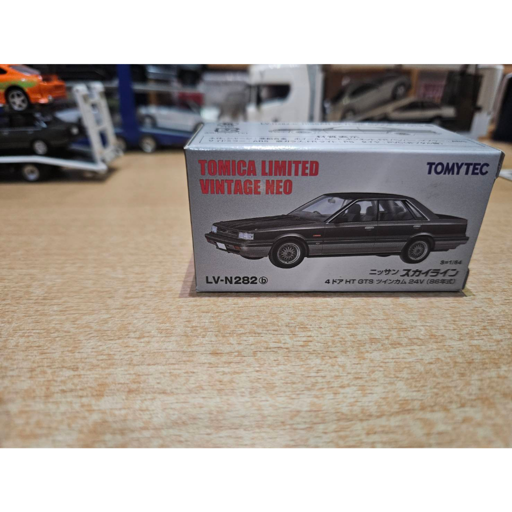 Tomica Limited Vintage Neo LV 282 b Nissan Skyline 4 door HT GTS