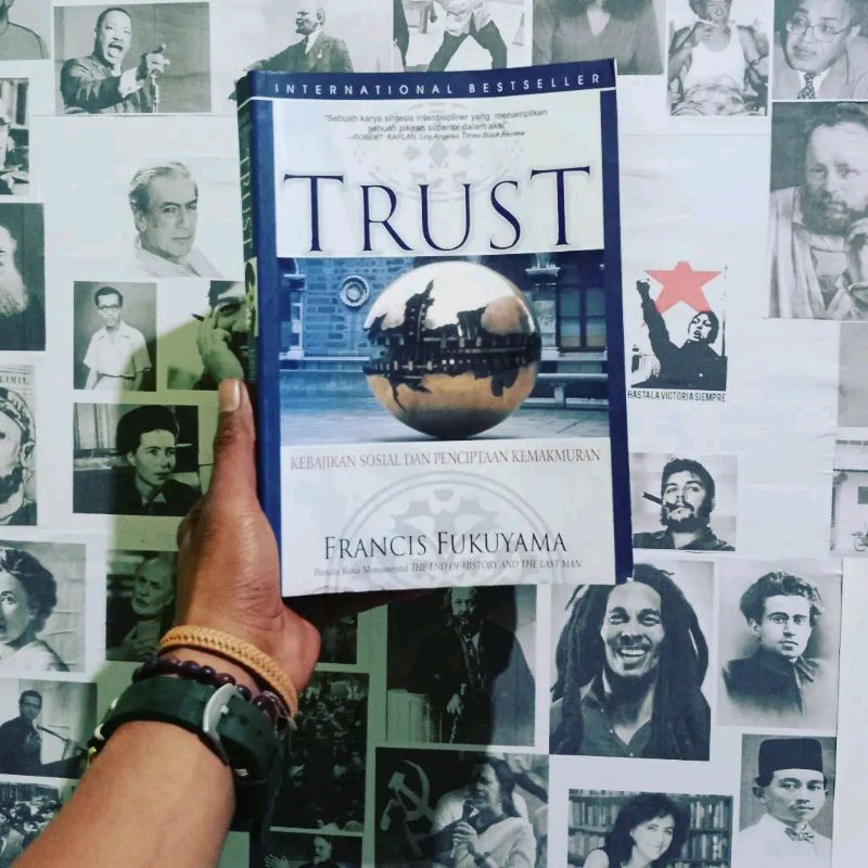 Buku-buku Francis Fukuyama / Kemenangan Kapitalisme dan Demokrasi Liberal / Trust: Kebijakan Sosial 