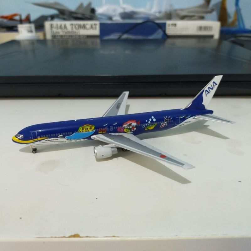 diecast pesawat Phoenix ANA Boeing B767-300 1:400