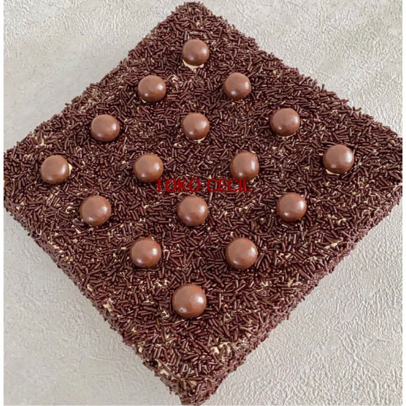 

Kue Bolu Moka Jadul Ukuran 22x22cm Topping Meses Coklat Cokelat & Kacang Nougat