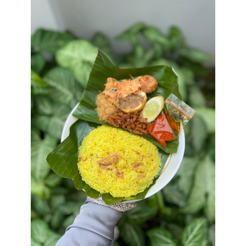 

NASI KUNING KOMPLIT ( pre order h - 1 ) bisa untuk nasi jum'at!
