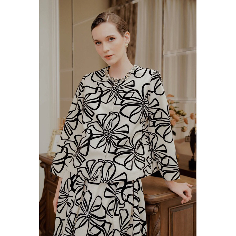 BENANG JARUM - JAANE CROP BLAZER - CREAM - S  { NEW }